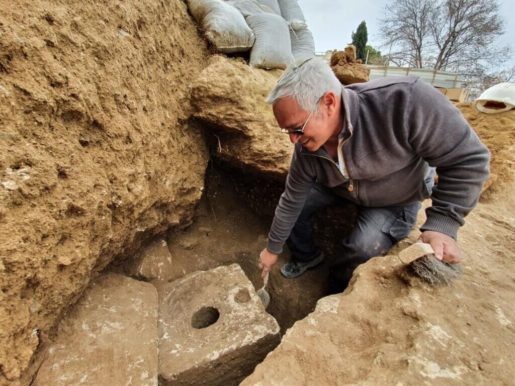 Israel Antiquities Authority Archeologist Yaakov Billig conducts an excavation in occupied East Jerusalem as part of the City of David project. (Photo: Israel Antiquities Authority/Facebook)