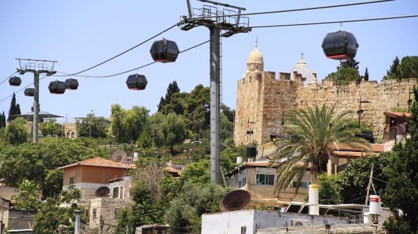 Image simulated by the organization Emek Shaveh to depict the cable car planned for Jerusalem's Old City.